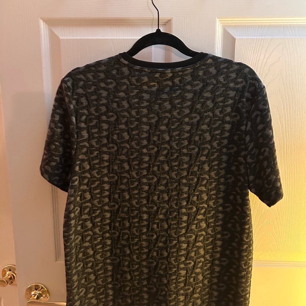 Guess Black And Gray Patterned Tee - image 1